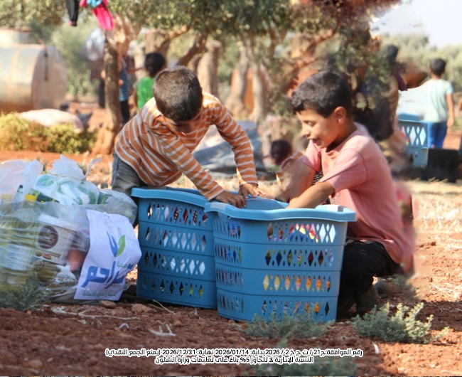 صورة مساعدة النازحين السوريين